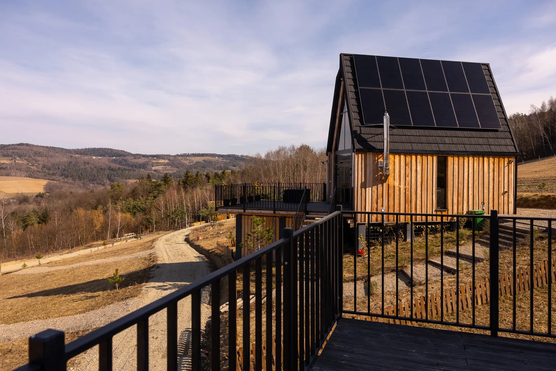 Domek z panelami solarnymi