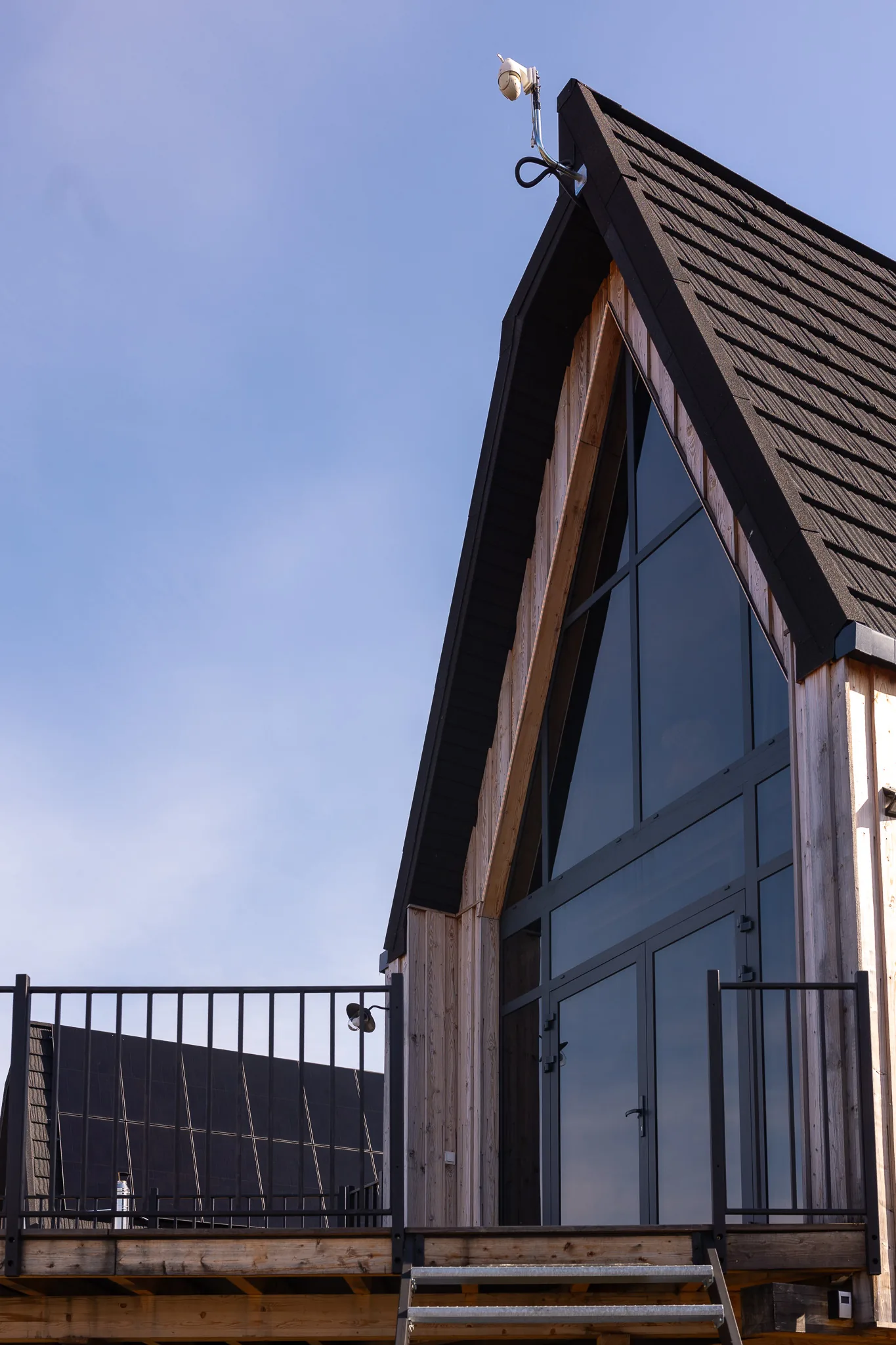 Fasada z panoramicznym oknem