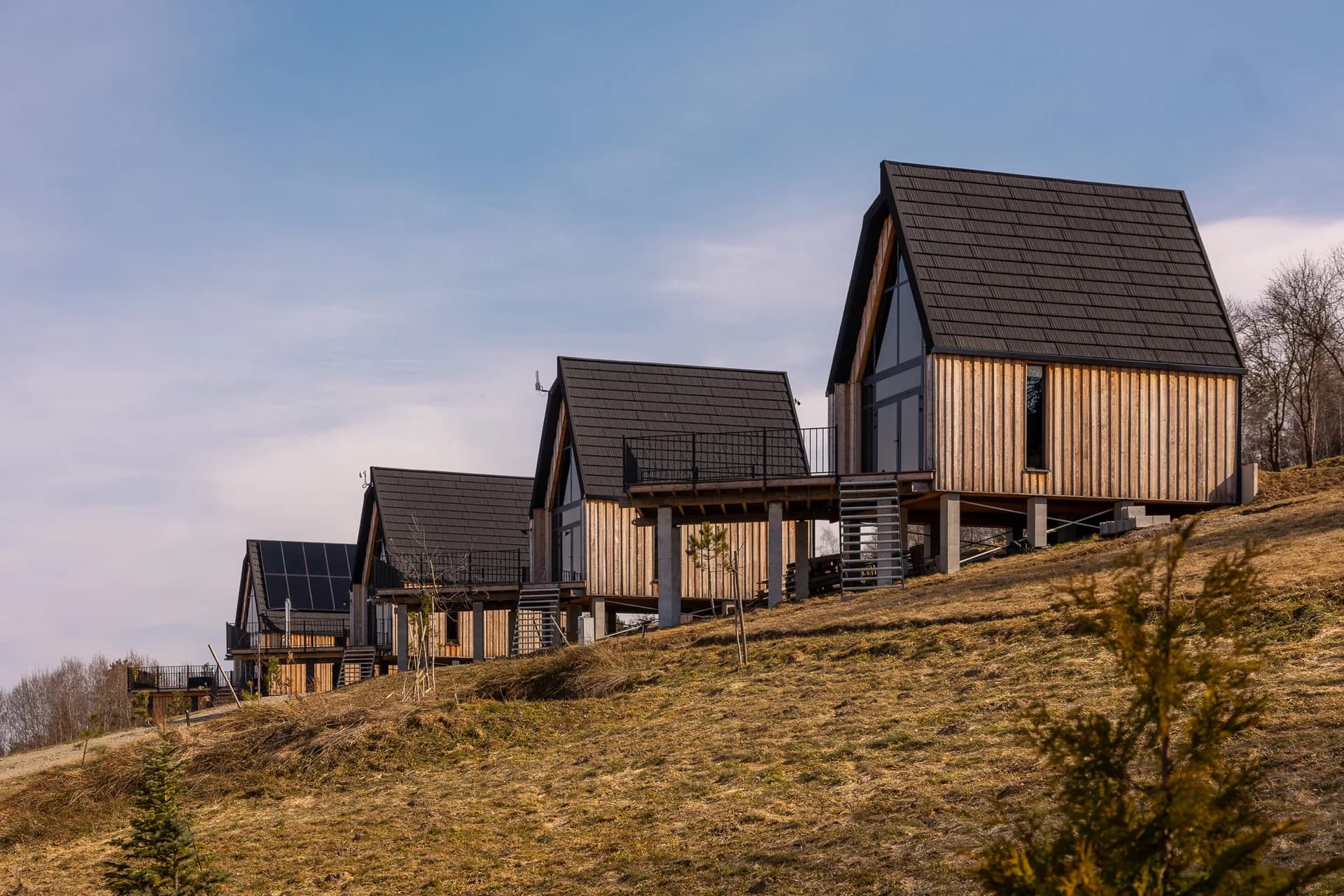 Domki w rzędzie na wzgórzu