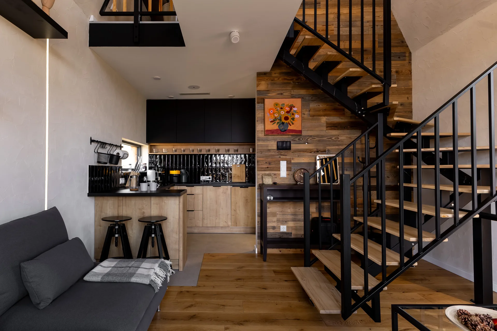 Salon ze schodami i kuchnią