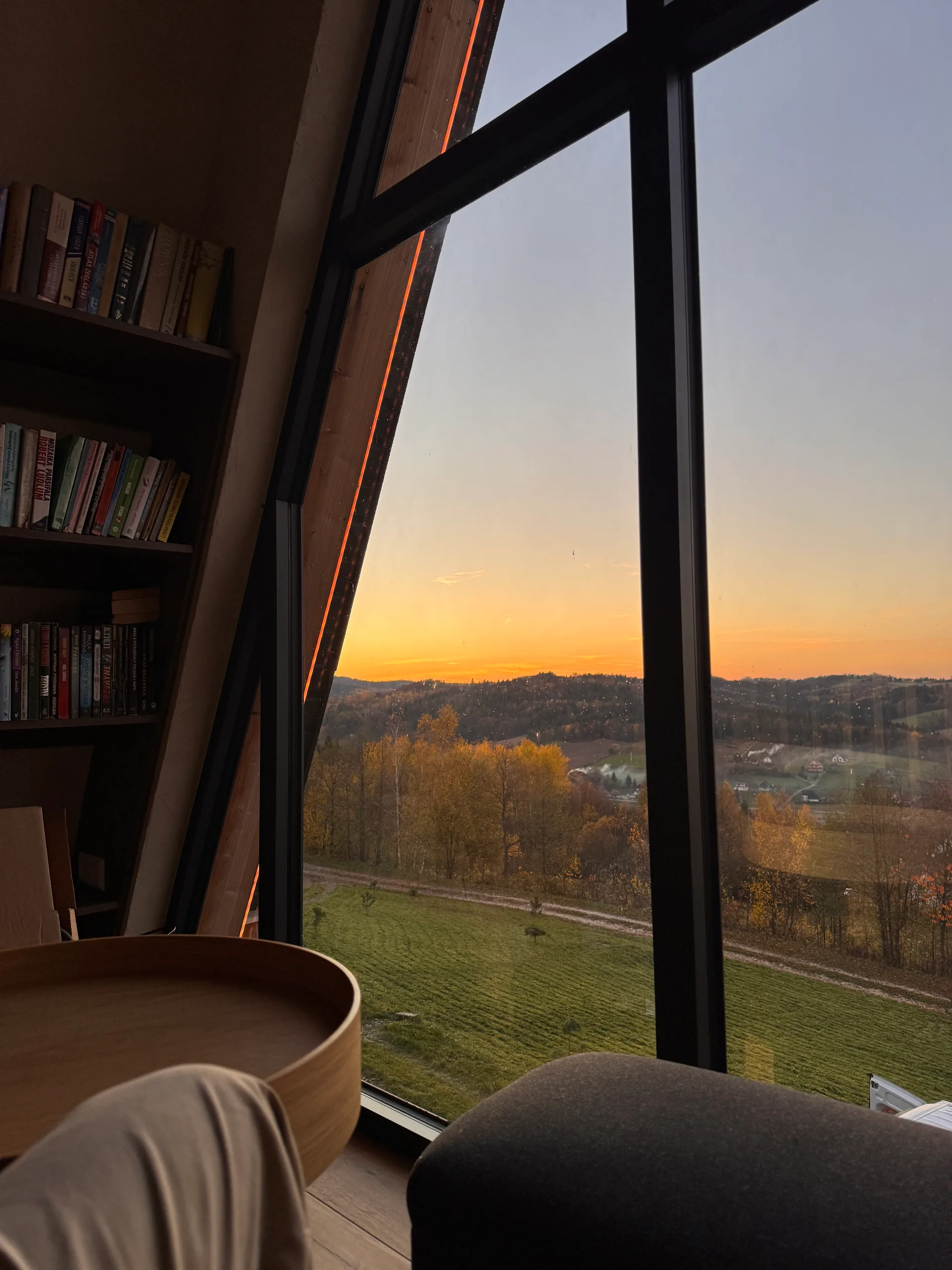 Zachód słońca przez panoramiczne okno