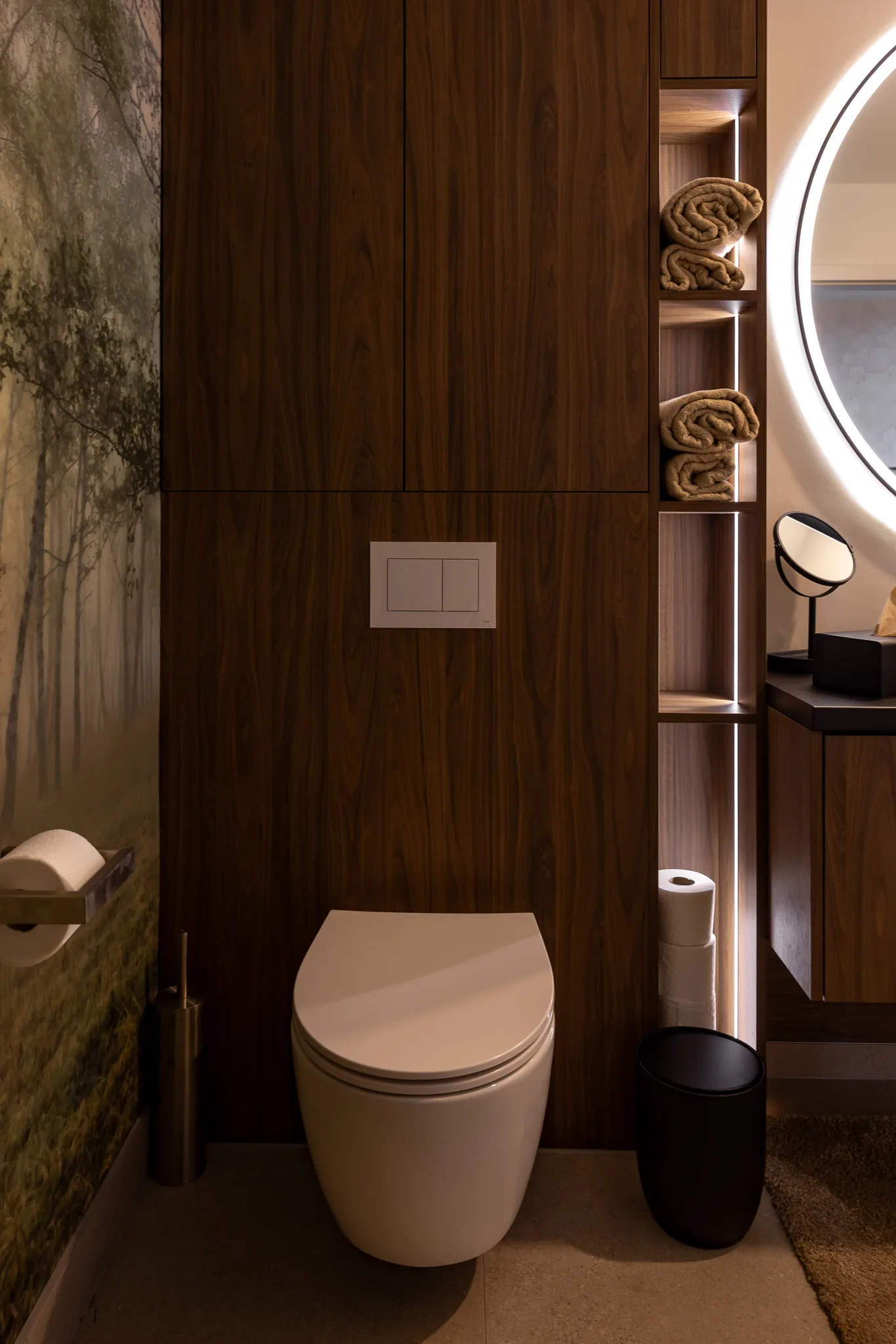 Łazienka z drewnianymi panelami